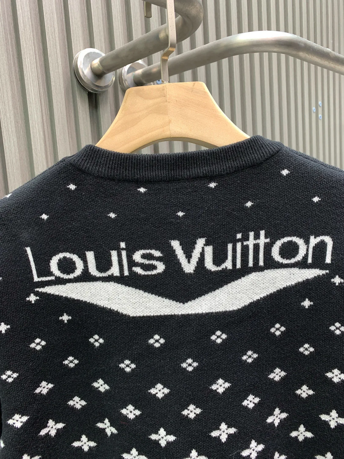 🅿️360 🀄️ Louis Vuitton Louis Vuitton 1v25fw autumn and winter new ski Christmas wear knitted pullover Gradient snowflake fir tree pattern new snowflake gradient knitted long sleeve This long sleeve adopts an original pattern design, full of modern flavor This charming organic cotton uses an elegant jacquard weave. A delicate gradient effect snowflake pattern is printed on a black background. The signature and fir tree appliqué on the back complete it.